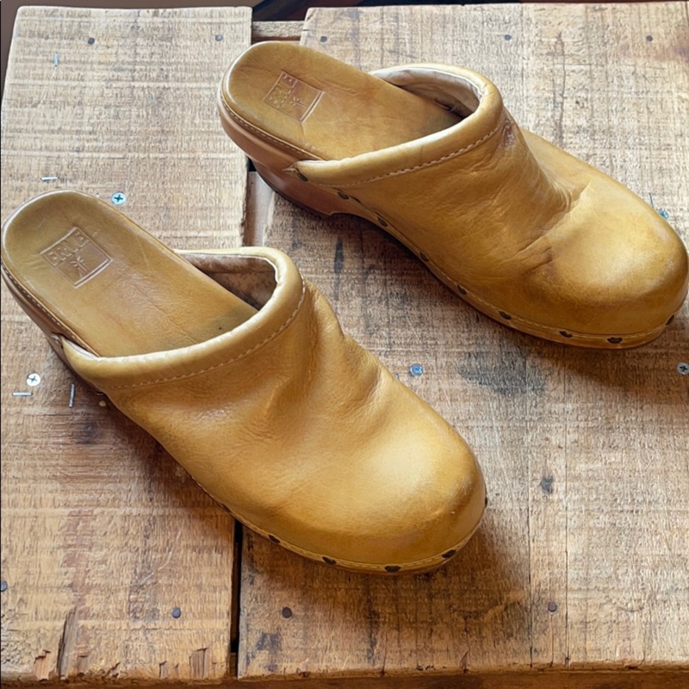 Frye Clara Campus Clog. Mustard yellow Size 9